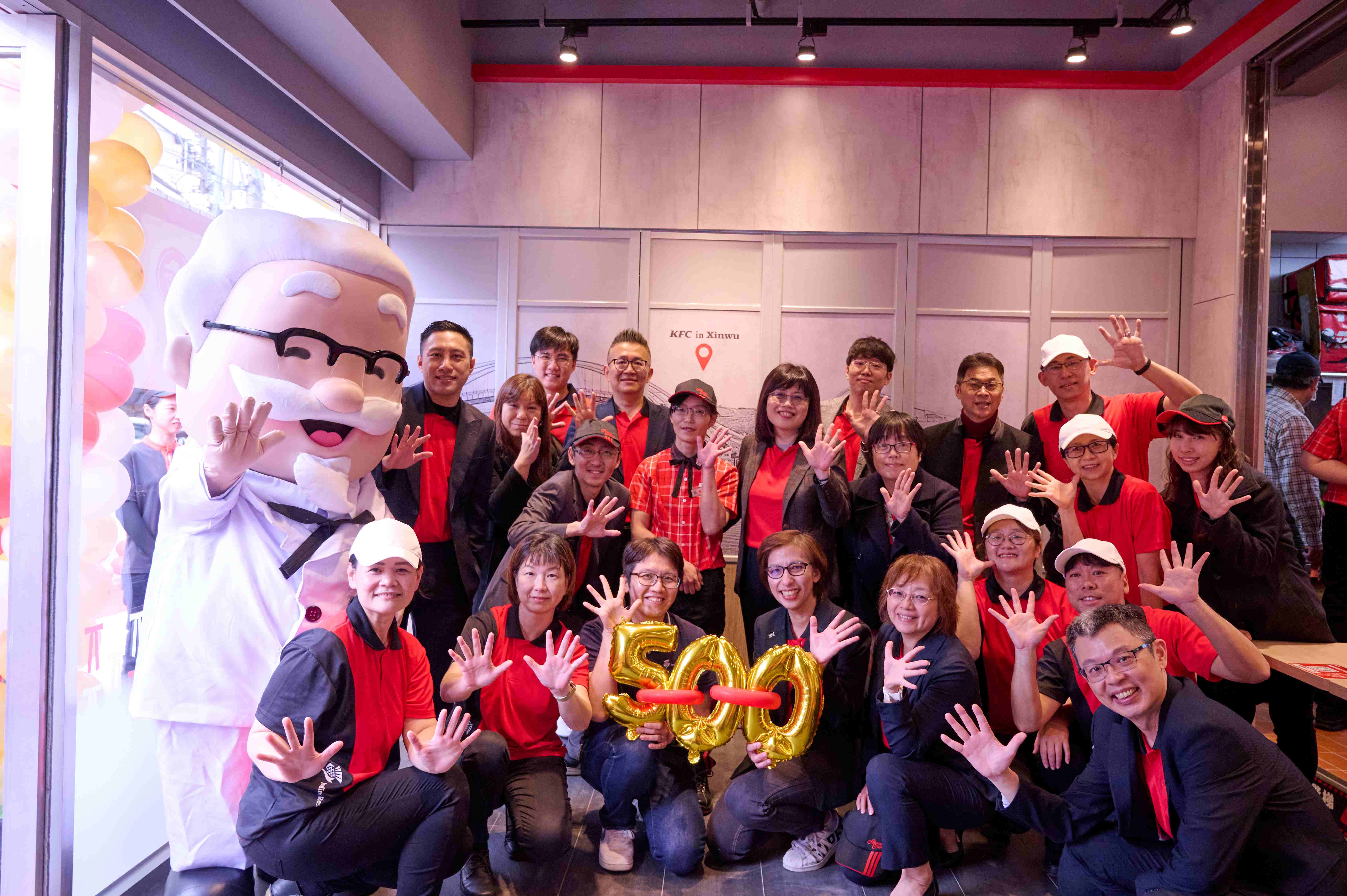 500家直營店主持開幕儀式。 - Jardine Restaurant Group celebrates the collective achievement of its flagship dual brands, KFC Taiwan and Pizza Hut Taiwan, reaching the milestone of 500 stores