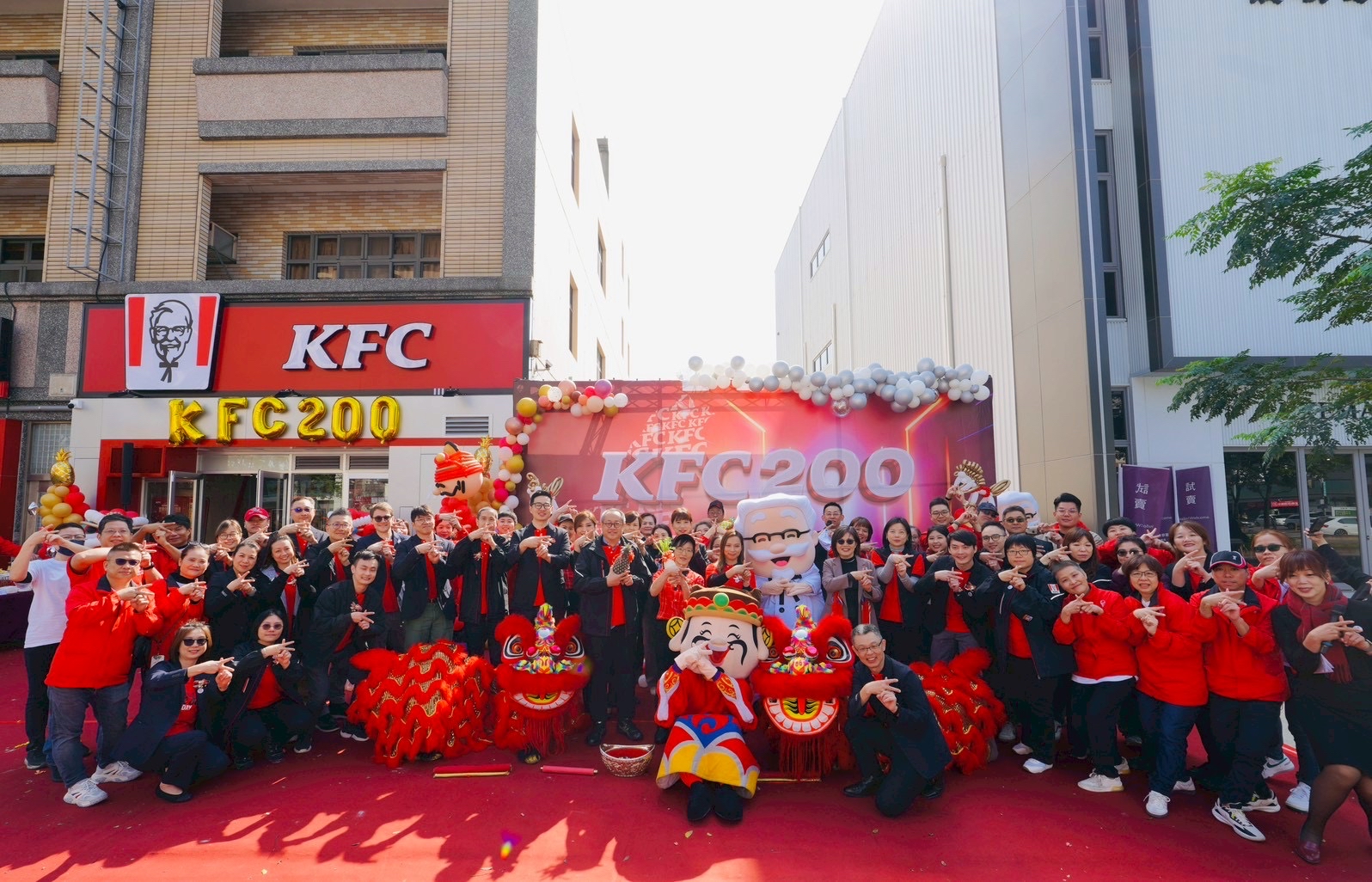 1 - 肯德基深耕台灣40載迎新里程碑！第200店「桃園領航」開幕，數位領航持續推進｜數位銷售佔比名列市場前茅，25分鐘專業外送(1)、預訂快取等｜多元點餐打造成熟全通路服務網絡｜深化在地，回饋會員，手機點餐蛋撻＋$1多一件，外送滿 $800 輸碼送蛋撻禮盒